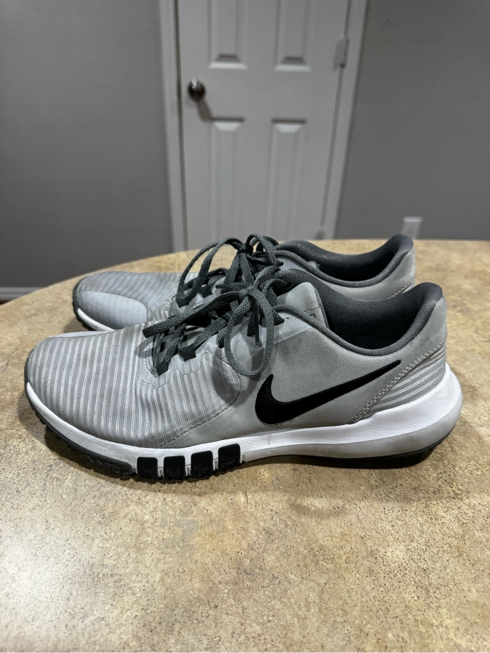 Nike athletic tennis shoes 10 - Picture 3 of 7